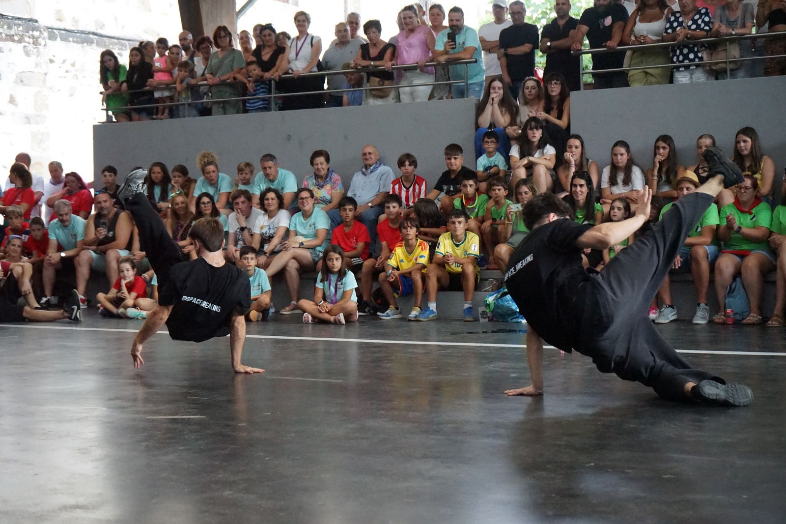 Dos bailarines de Space Breaking en plena batalla durante el show de Okondo
