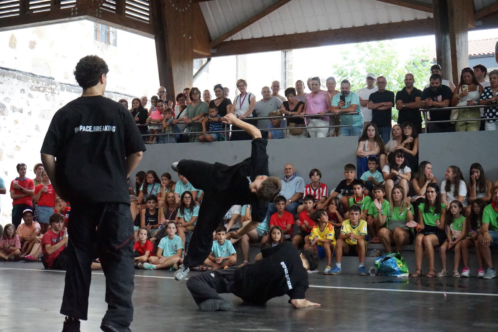 Espectáculo de Space Breaking en el frontón de Okondo durante las fiestas patronales