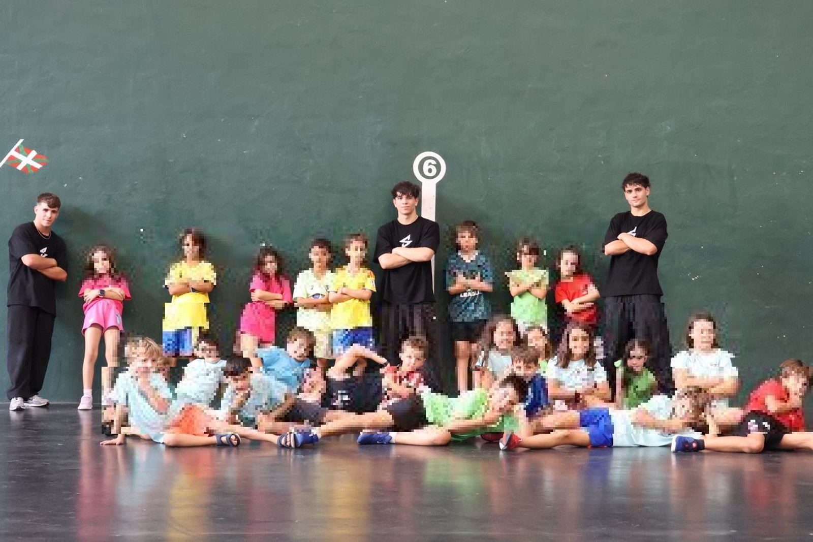 Foto de grupo de los monitores de Space Breaking con los niños al final del taller de Okondo