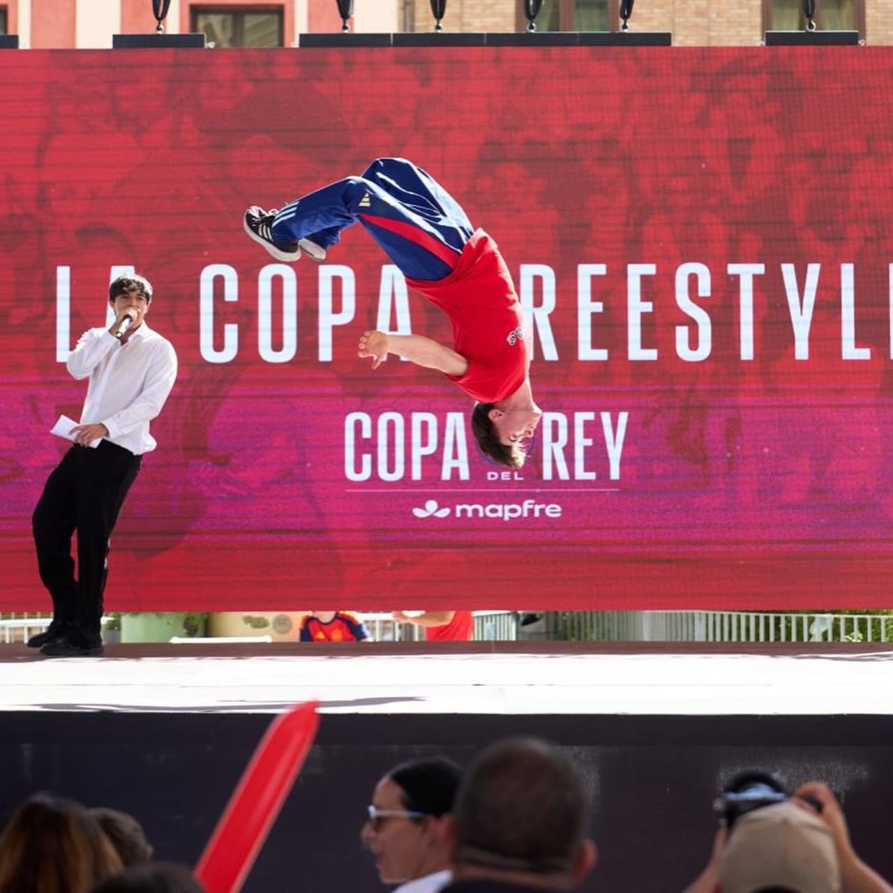 Bailarín de Space Breaking haciendo un flip en el escenario de la Copa del Rey de fútbol freestyle