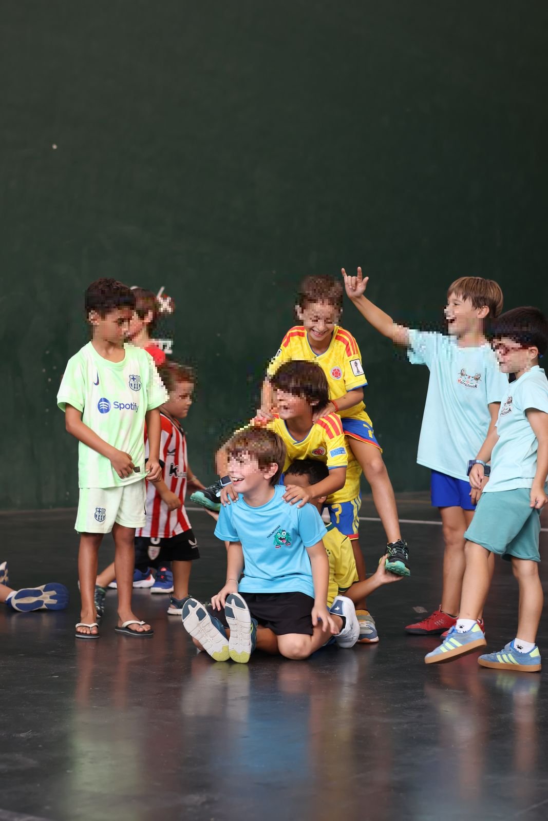 Grupo de niños posando y haciendo gestos divertidos al final de un taller de Space Breaking